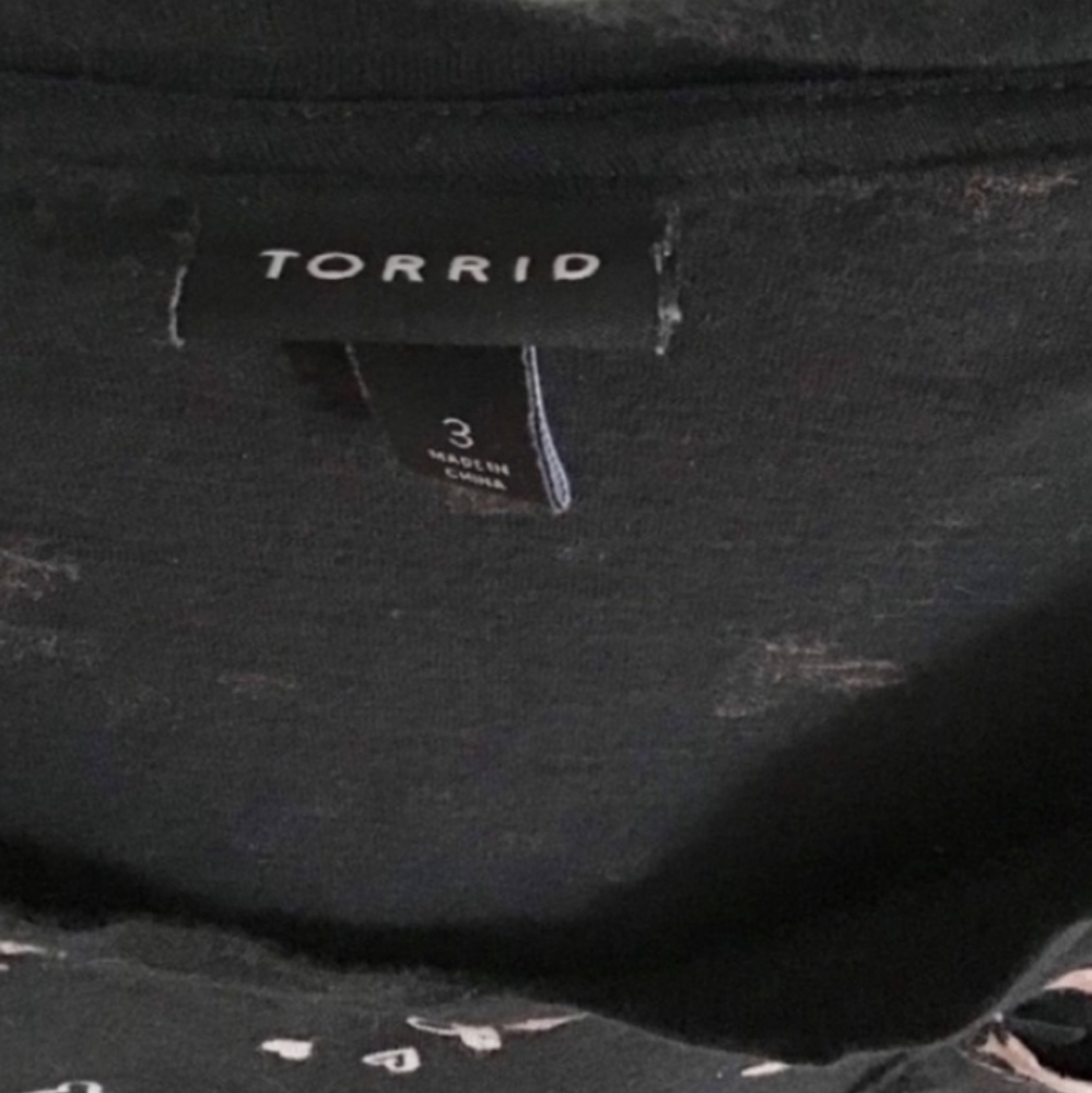 🌸Torrid, Plus, vneck heart soft tshirt - Picture 4 of 6